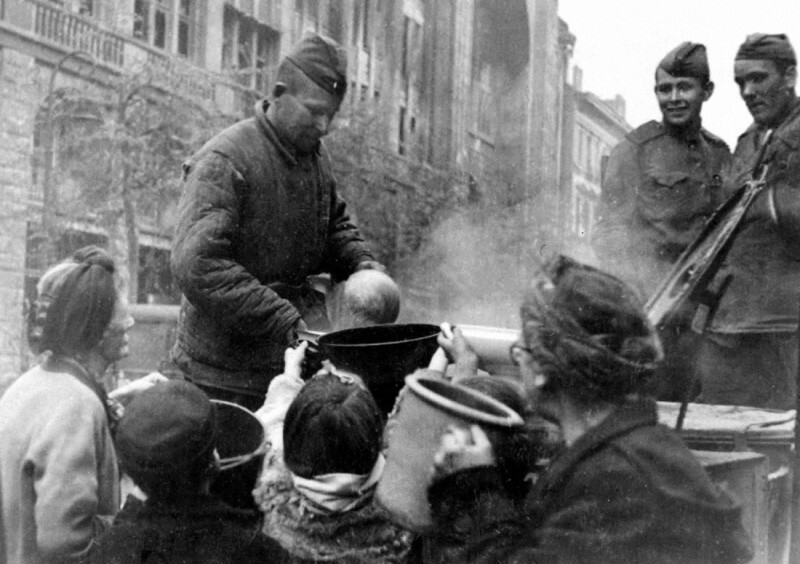 Бойцы раздают пищу жителям Берлина. Апрель 1945 г.