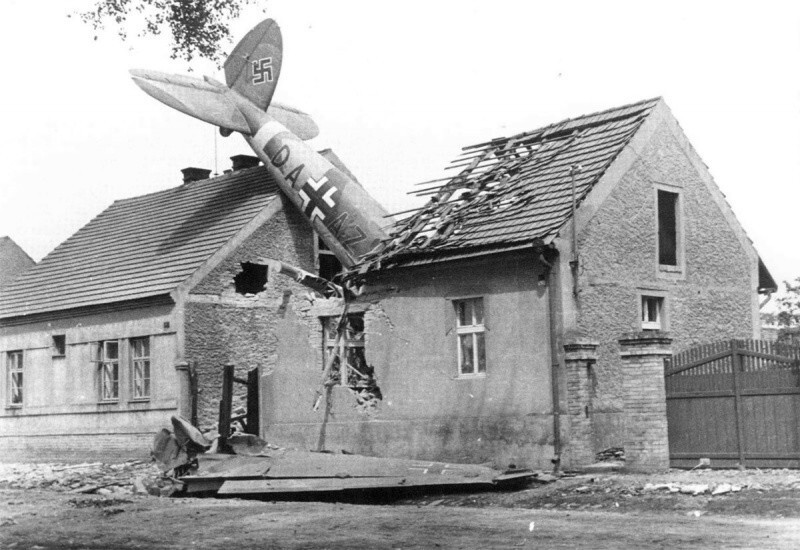 Бомбардировщик He-111H из состава немецкой авиашколы FSС12 (Flugzeugfubrerschule C12), упавший на чешский жилой дом. Бомбардировщик базировался на аэродроме Прага Рузине.