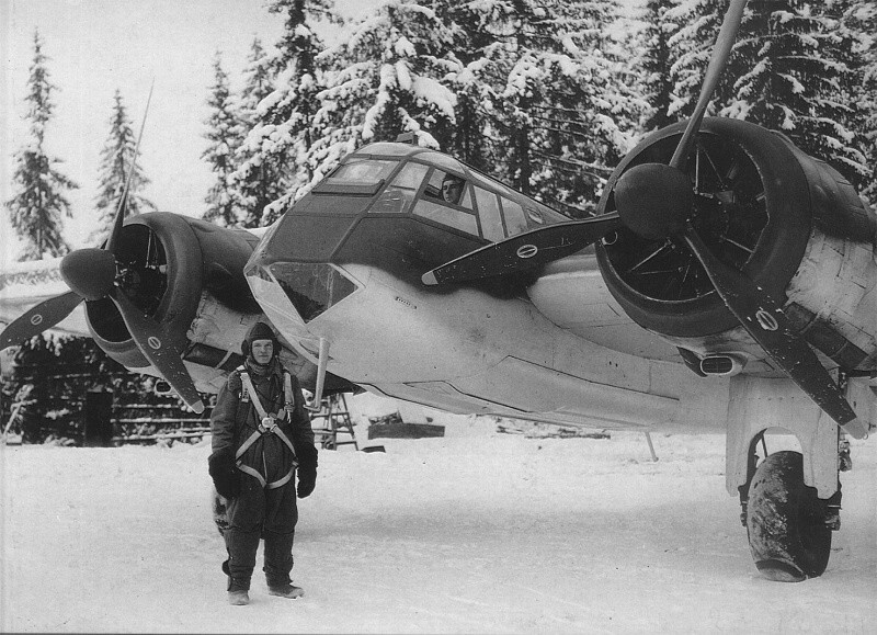 Бомбардировщик британского производства Bristol Blenheim 42-й бомбардировочной эскадрильи ВВС Финляндии (Pommituslentolaivue 42) после возвращения из боевого вылета.