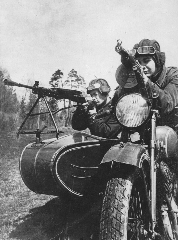 Бойцы мотоциклетного подразделения Красной Армии на мотоцикле ТИЗ АМ-600 с установленным на люльку пулеметом ДП-27 в июле 1941 года.