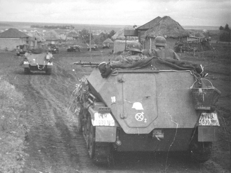 Бронетехника 2-го разведывательного батальона дивизии «Великая Германия» на марше в районе Воронежа. На переднем плане бронетранспортер Sd.Kfz. 250.