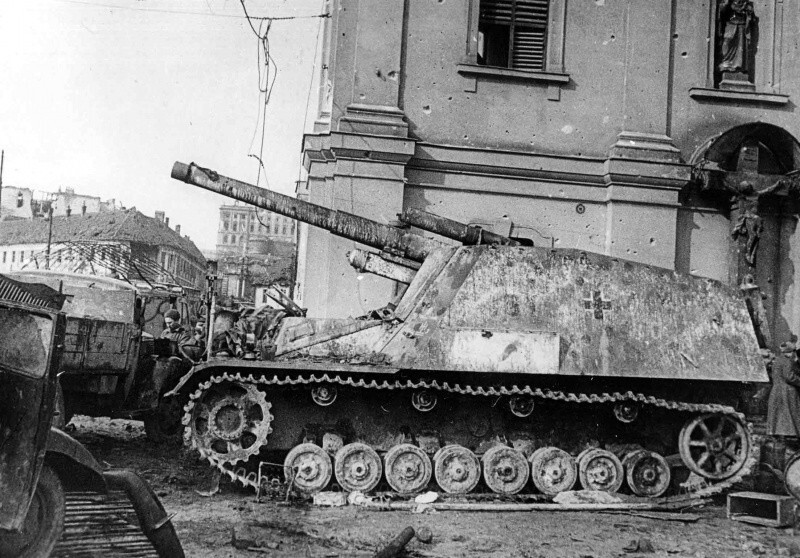 Брошенная или подбитая немецкая 150-мм самоходная гаубица «Хуммель» (Sd.Kfz.165 Panzerhaubitze Hummel) в Будапеште после штурма города советскими войсками.