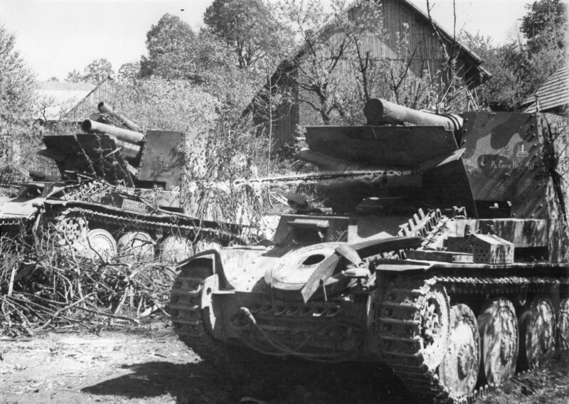 Брошенные 150-мм САУ Sd.Kfz. 1381 Ausf. M Сверчок (Grille) 40-го танкового гренадерского полка немецкой 17-й танковой дивизии.