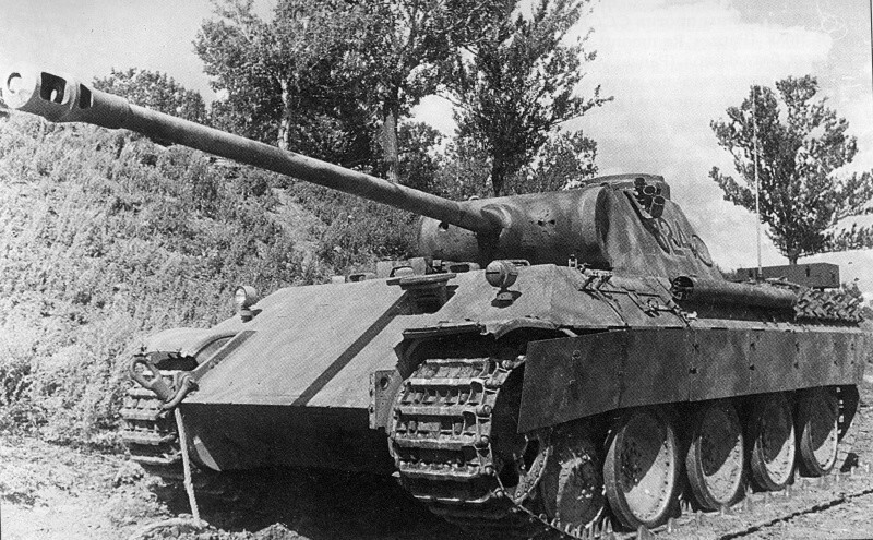 Брошенный немецкими танкистами танк Pz.Kpfw. V «Пантера» 51-го танкового батальона 10-й танковой бригады. Курская дуга.