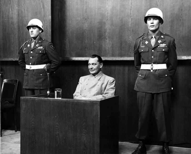 Бывший рейхсминистр авиации Герман Геринг в зале Нюрнбергского трибунала на месте свидетеля.