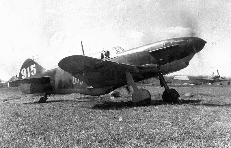 В 88-м ИАП имелись самолеты, закупленные на средства трудящихся Грузии. На борту фюзеляжей этих истребителей по-грузински было написано «За Советскую Грузию».