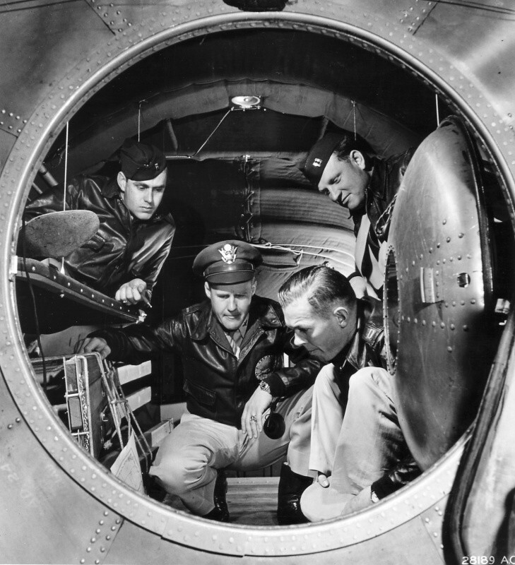 В задней гермокабине бомбардировщика B-29 находились места трех бортстрелков, оснащенные системами дистанционного управления турелями. Прицельные приспособления выводились под прозрачные купола.