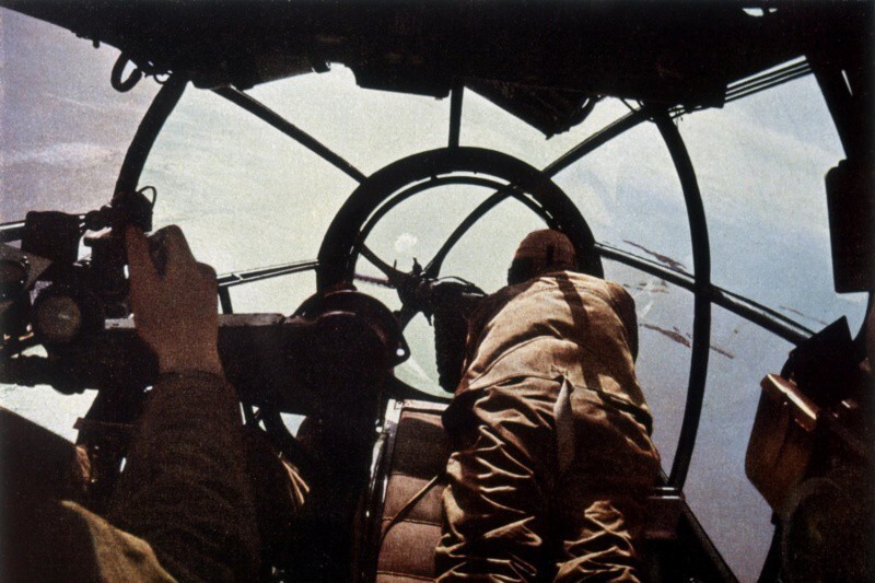 В кабине немецкого бомбардировщика Хейнкель He-111 во время боевого вылета на бомбардировку Великобритании.