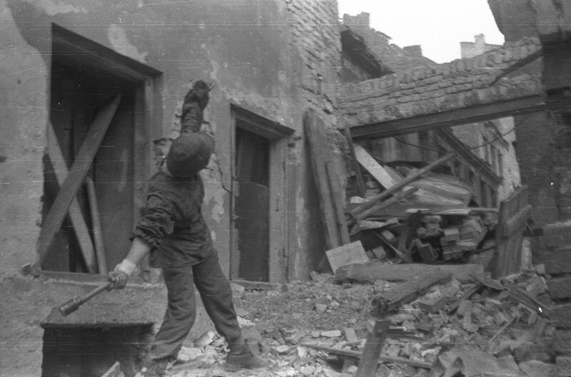 Варшавский повстанец Ежи Сивец бросает гранату на позиции немцев на Замковой площади.