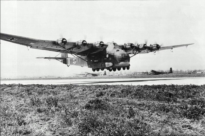 Взлетающий немецкий тяжелый транспортный самолет Мессершмитт Me.323 «Гигант».