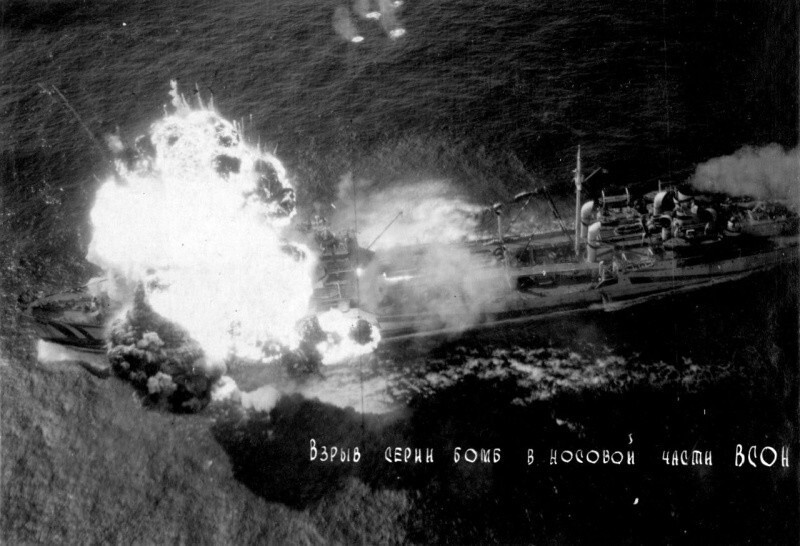 Взрыв бомб на немецком судне «Франкен» в результате атаки штурмовиков Ил-2 ВВС КБФ.