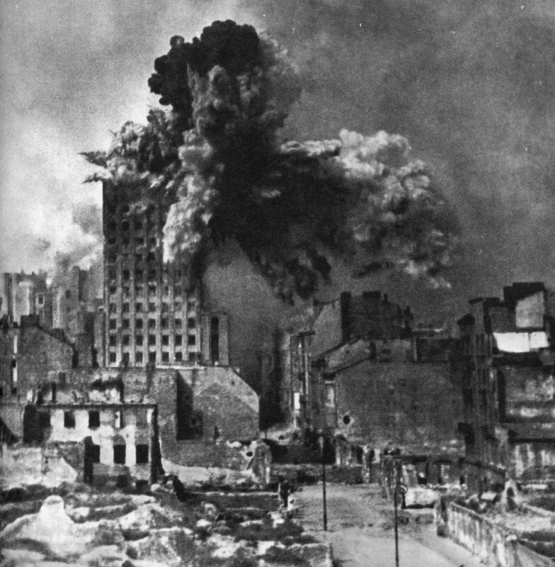Взрыв здания «Прудентиаль» (Prudential) в центре Варшавы от прямого попадания 600-мм снаряда немецкой самоходной мортиры «Циу».