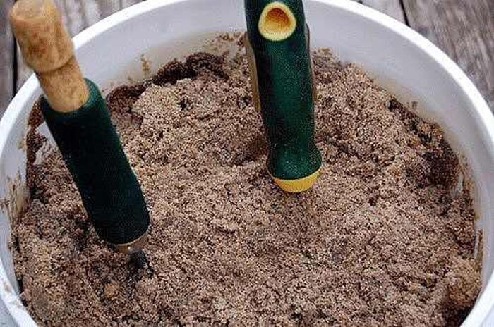 7. Чтобы садовые инструменты не ржавели, храните их в песке