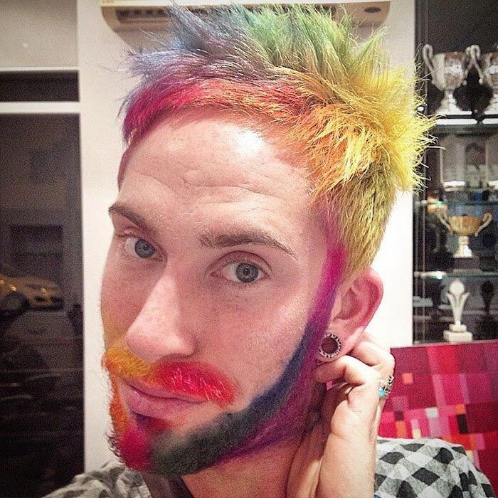 Этот парень собрал все цвета радуги на своей голове