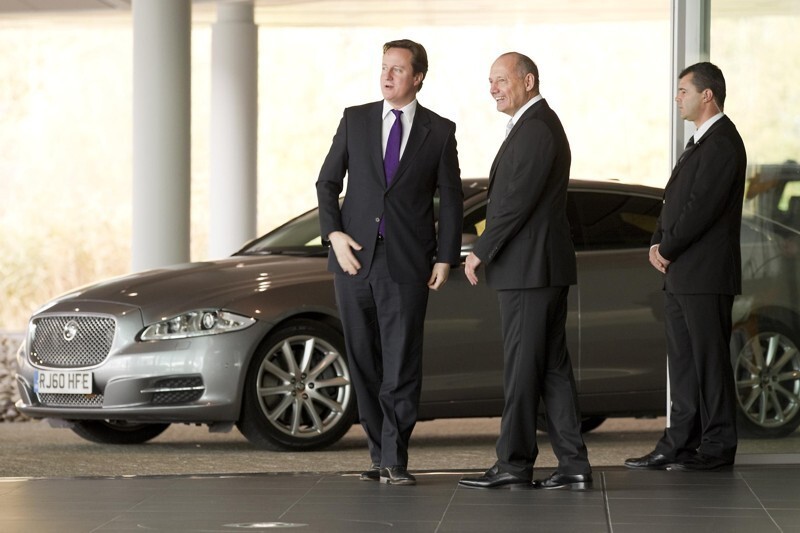 Премьер-министр Великобритании Дэвид Кэмерон— Jaguar XJ Sentinel V8 производство Великобритании.