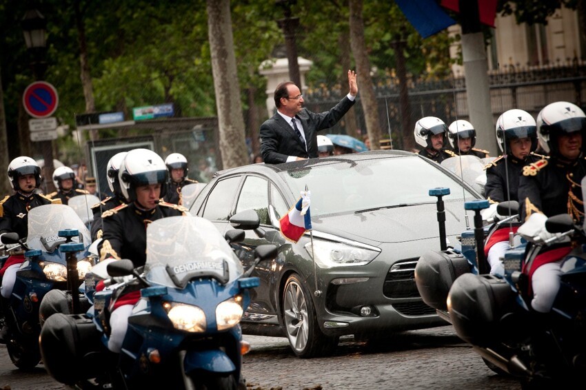 Президент Франции Франсуа Олланд — Citroen DS5 производство Франции.