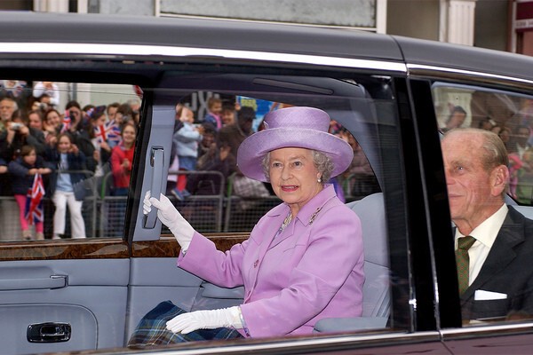  Королева Великобритании Елизавета II – Bentley State Limousine производство Великобритании.