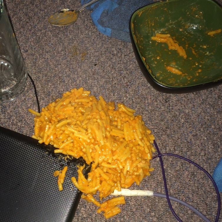 Как можно было так бездарно уронить макароны с сыром