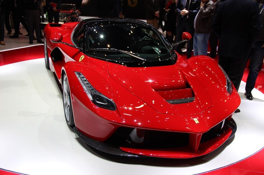 LaFerrari разгоняется до 350 км/ч, а первую сотню разменивает за 2.8 сек.