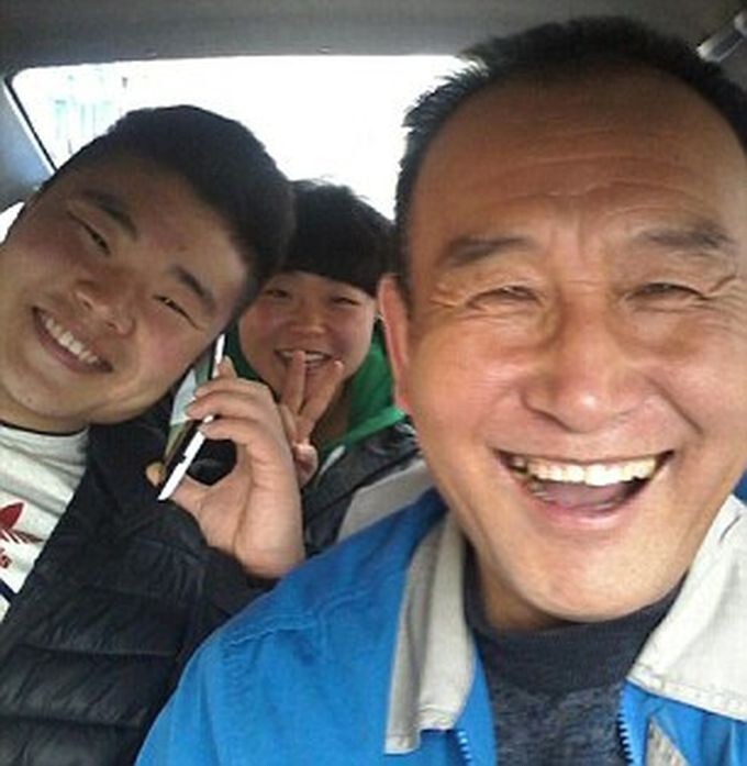 Китайский таксист украшает будни своих пассажиров жизнерадостными селфи