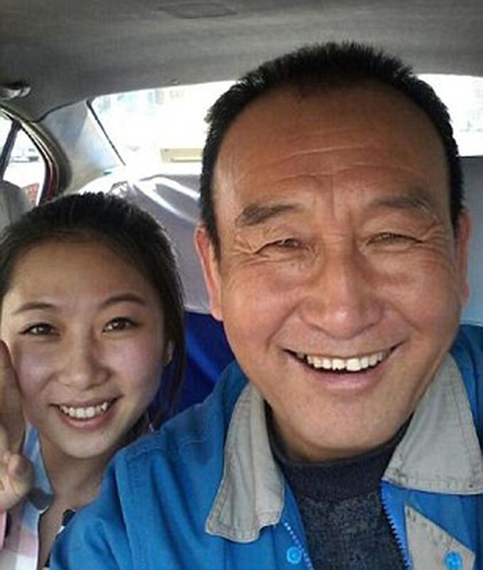 Китайский таксист украшает будни своих пассажиров жизнерадостными селфи