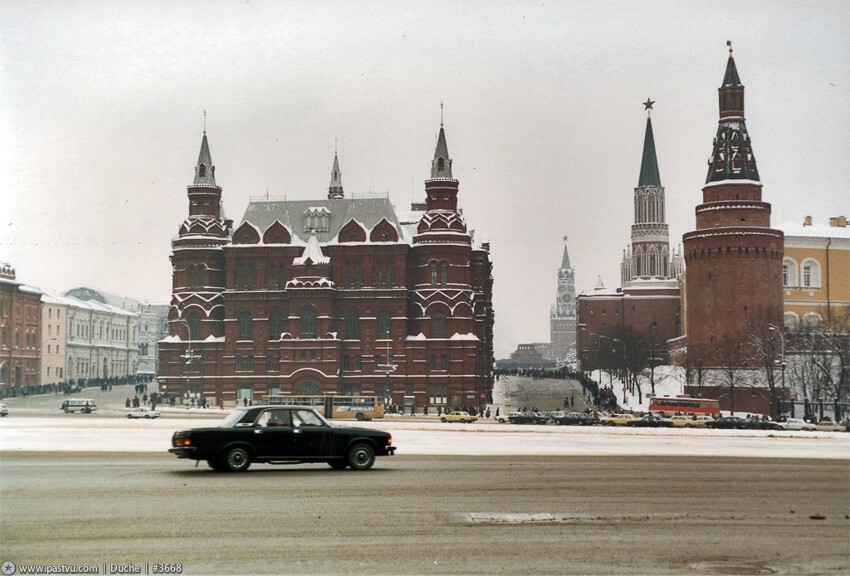 Так выглядела площадь 50-летия Октября (Манежная) зимой.