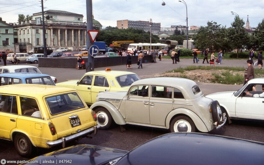 Достижения советского автопрома на Колхозной площади