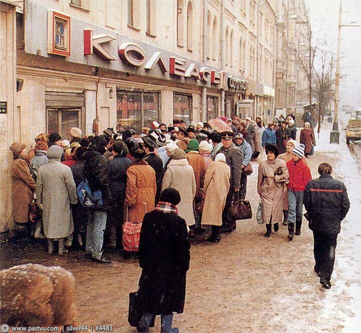 Колбасная очередь на Маяковской.