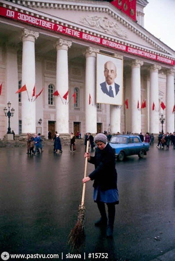 Любимая композиция вражеских фотографов: портрет Ленина и женщина, метущая улицу