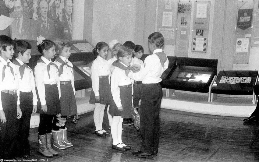 Торжественный момент в жизни юного советского гражданина: посвящение в пионеры в музее Калинина. 
