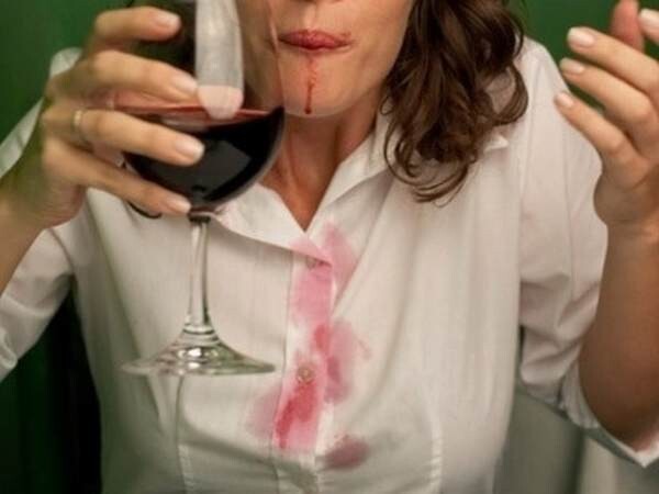 13. Белое вино поможет вывести пятна от красного вина