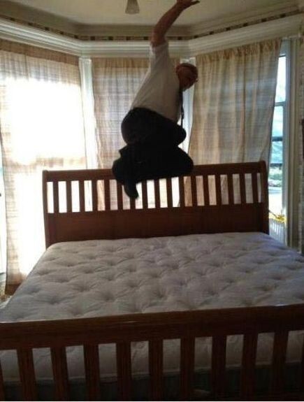 "Мои родители впервые купили кровать большого размера. Мой отец попросил сделать эту фотографию парня из службы доставки"