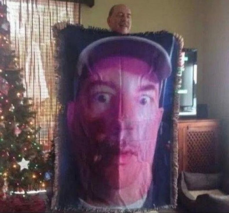 "Мой папа сфотографировал себя и нанес свое изображение на одеяло. Он подарил это одеяло моей сестре и назвал его: "Контрацептивное одеяло""