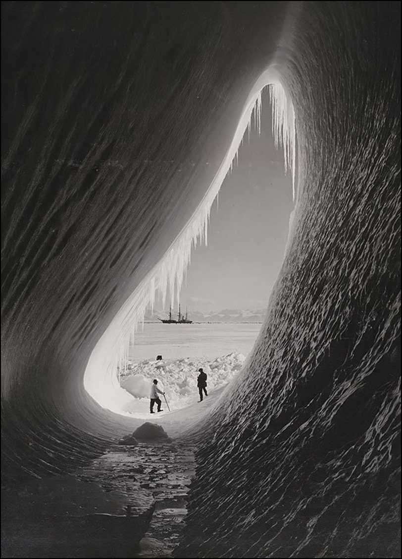 Грот в айсберге. Британская антарктическая экспедиция, 5 Января 1911.