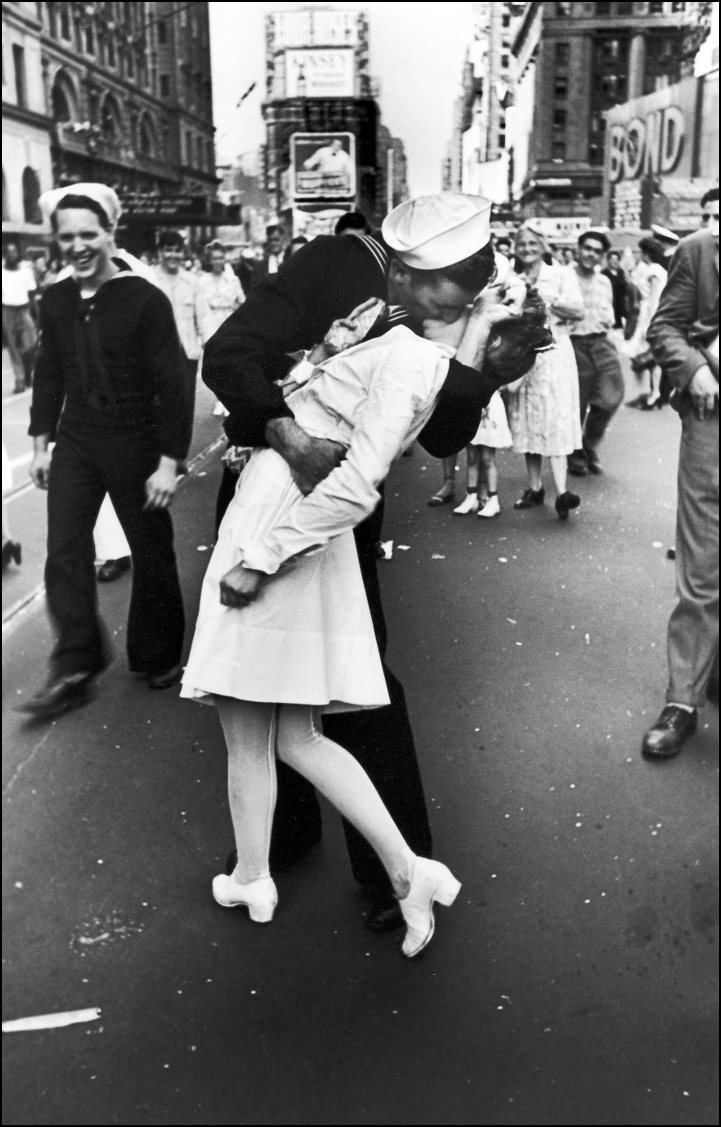 Моряк целует медсестру на Таймс сквер, 14 Августа 1945