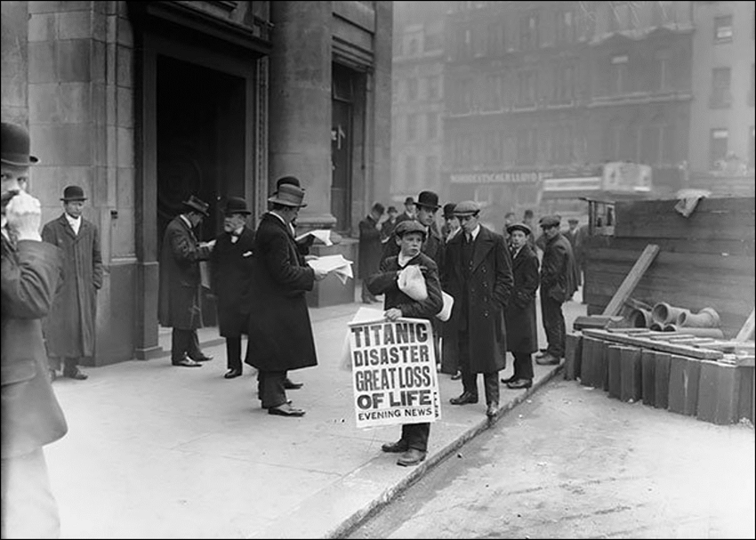 Мальчик продает газеты с известием о гибели Титаника, на утро после события, 16 Апреля 1912