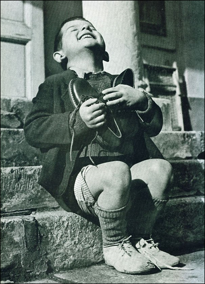 Момент чистого счастья австрийского мальчика после получения пары новой обуви во время второй мировой войны