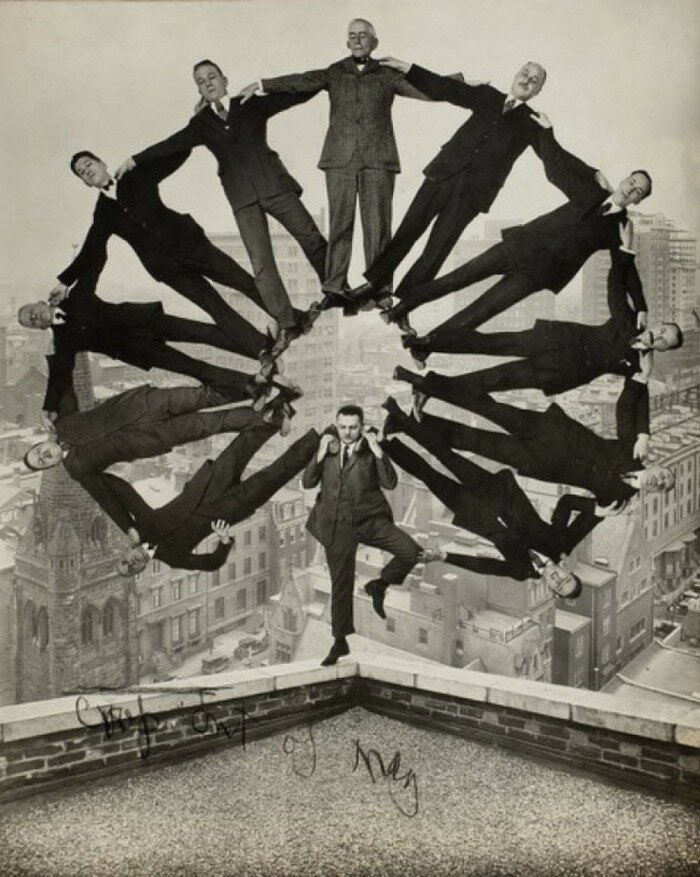 Человек на крыше с 11 товарищами на плечах, желатиновая галоген-серебряная печать, около 1930 года.
