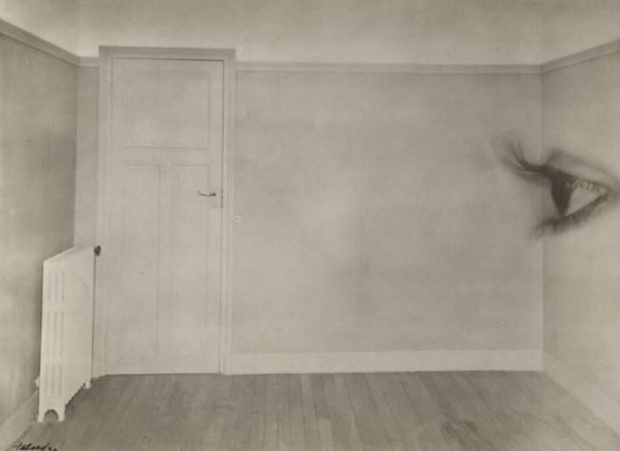 «Комната с глазом», галоген-серебряная печать 1930 год.