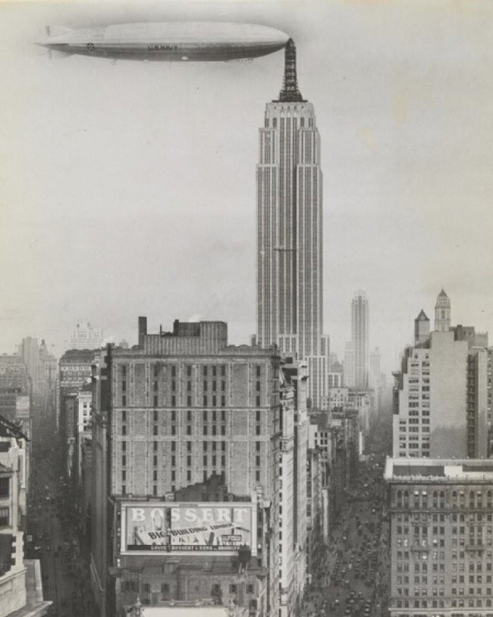 «Дирижабль, пришвартованный к Эмпайр-Стейт-Билдинг», Нью-Йорк, 1930 год.