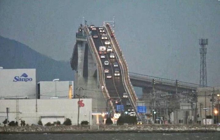 Мост в Японии, напоминающий американскую горку