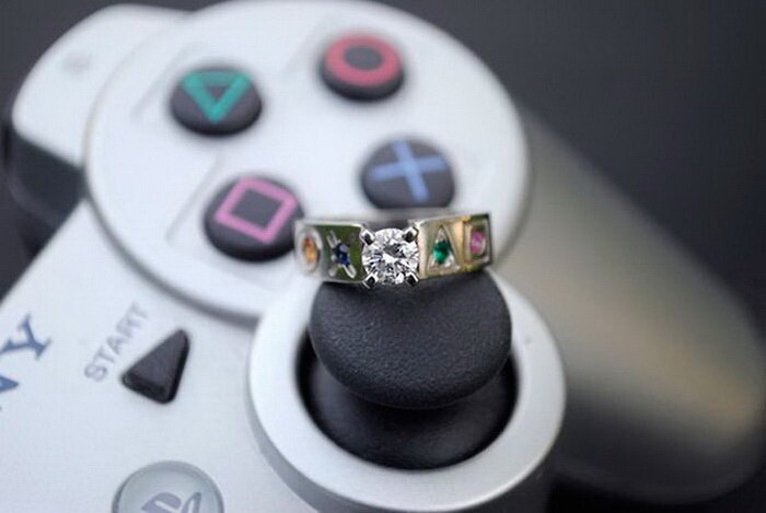 Помолвочное кольцо на джойстике Playstation