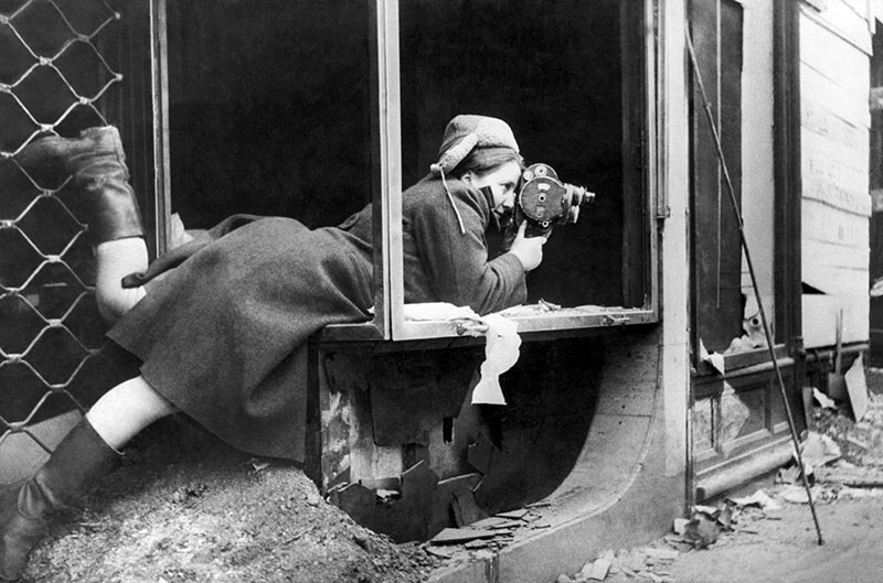 Военный корреспондент, кинооператор, фотограф. На фото: военный кинооператор Отилия Рейзман ведёт киносъёмку в освобождённом чехословацком городе.