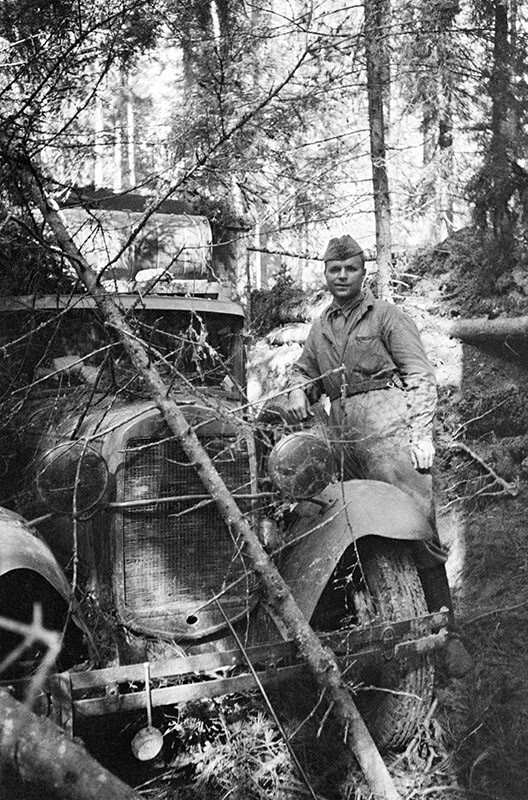 Водитель радиомашины Гавриил Петрушин. Северо-Западный фронт 1942 год.