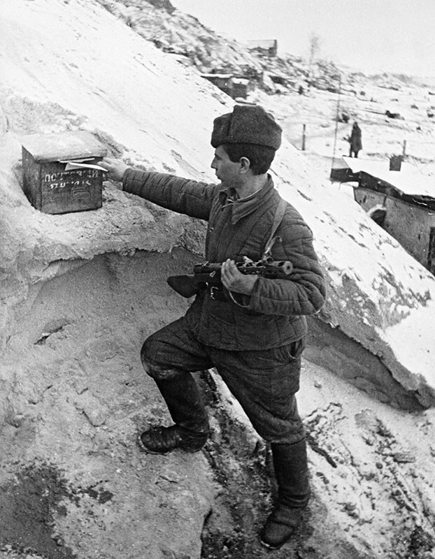 Работники почты.На фото: боец Сталинградского фронта отправляет письмо домой.