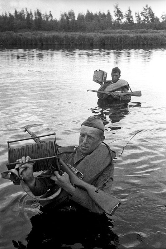 Связист На фото: Великая Отечественная война 1941-1945 годов. Связисты ведут линию связи через реку.
