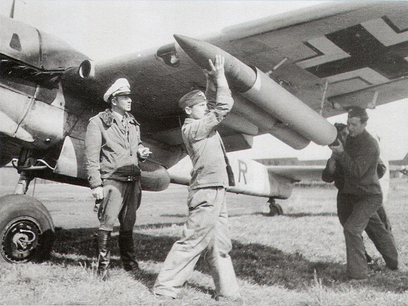 Заряжание 210-мм неуправляемой ракеты WerferGranate 21 на немецкий истребитель Мессершмитт Bf.110G-2. По некоторым данным, самолет принадлежал 7.ZG76 (7-я эскадрилья 76-й эскадры разрушителей).