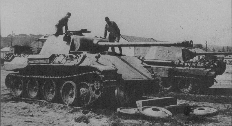 Захваченные исправными танки Pz.Kpfw. V «Пантера» (по некоторым данным из состава 10-й «Пантербригады»).