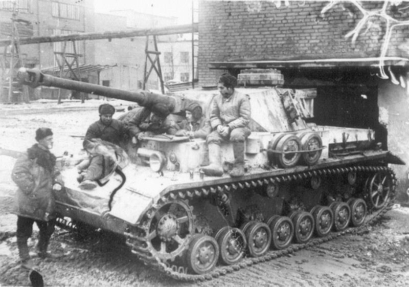 Захваченный в исправном состоянии немецкий танк Pz.Kpfw. IV. Територия Сталинградского тракторного завода.