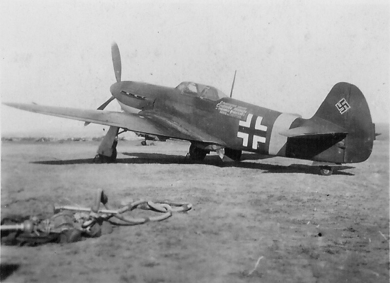 Захваченный немцами истребитель Як-1Б командира эскадрильи 148-го истребительного авиаполка Леонида Смирнова на аэродроме. На самолет уже нанесены немецкие опознавательные знаки.